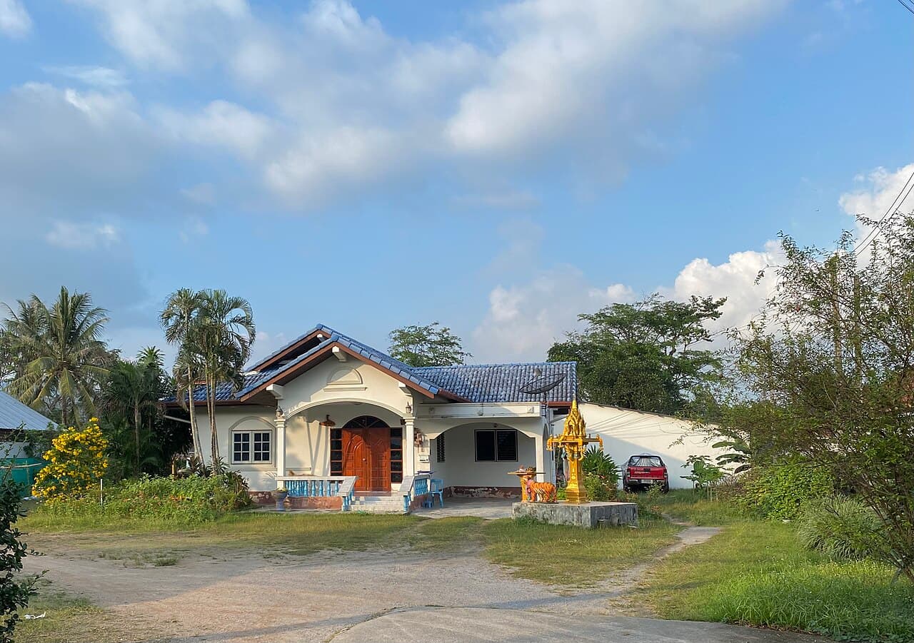 บ้านพักอาศัยชั้นเดียวในจังหวัดภูเก็ต มีศาลพระภูมิอยู่หน้าบ้าน