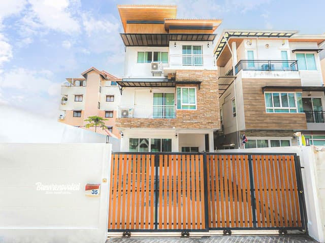 ขายโฮมออฟฟิศ 4 ชั้น 627 ตรม. ย่านลาดพร้าว 110 แยก 4 รีโนเวทใหม่ โปร่งโล่ง ใกล้รถไฟฟ้าสายสีเหลือง ใกล้เลียบด่วน