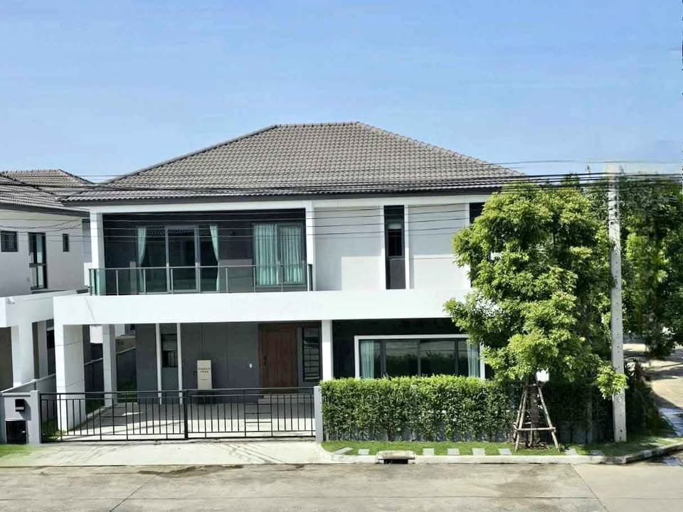 ให้เช่าบ้านเดี่ยว CENTRO Vibhavadi ใกล้ Clubhouseบ้านหลังมุม 63 วาบ้านหลังใหญ่สุด พื้นที่ใช้สอย 274 ตรม. • 4 ห้องนอน • 6 ห้องน้ำ