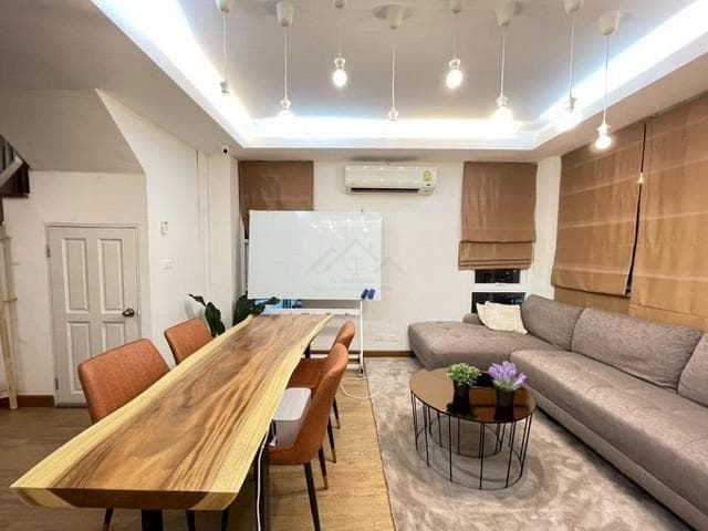 BH3728 ให้เช่าทาวน์โฮม 3 ชั้น + ดาดฟ้า 180 ตร.ม. 4 ห้องนอน ใกล้ MRT รัชดาภิเษก เดินเพียง 5 นาที