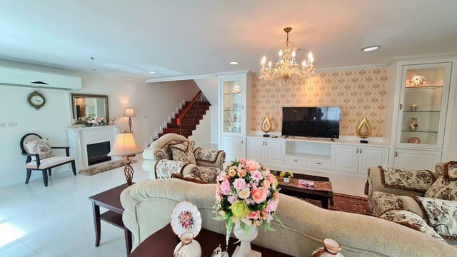 ให้เช่า Luxury 4-Bedroom Duplex Penthouse ในสุขุมวิท 39 บนชั้น 20-21 ขนาด 572 ตร.ม 4 ห้องนอน 5 ห้องน้ำ พร้อมอ่างจากุซซี่ส่วนตัว
