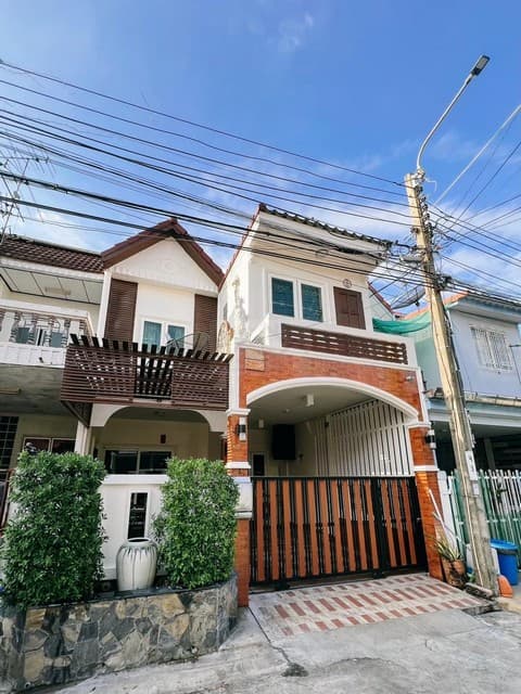 ขายทาวน์เฮ้าส์ 2 ชั้น 25 ตร.วา 5 ห้องนอน ซอยลาดปลาเค้า 50 ใกล้ BTS เกษตร เพียง 6 นาที แต่งครบ พร้อมอยู่