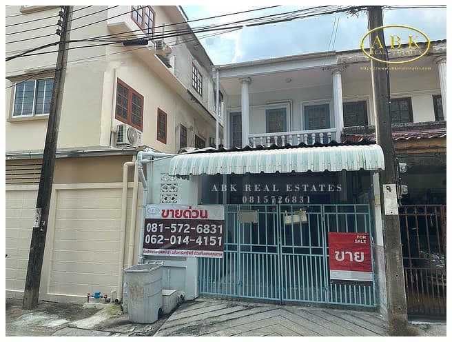 ขายด่วน : ทาวน์เฮ้าส์ หมู่บ้าน ปรางค์ทิพย์ ซอย ลาดพร้าว 95 4.25 ล้านบาท