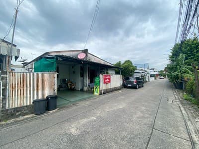 บ้านเดี่ยวชั้นเดียว ทำเลวังหิน 44-โชคชัย 4 ซอย 55 เนื้อที่ 48 ตร.วา ทำเลดี น้ำไม่เคยท่วม โครงสร้างดีเหมาะกับรีโนเวทเพื่ออยู่อาศัย