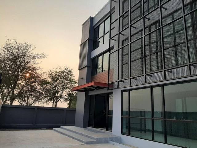 ขายโรงงาน 510 ตร.ม. พร้อมสำนักงาน ถนนลำลูกกาคลอง 9 ใกล้ศูนย์กระจายสินค้า AEON