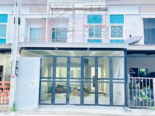 บ้านสไตล์โมเดิร์นเรียบหรู หมู่บ้านหนองตำลึงอมตะชลบุรี ทาวน์โฮม 2 ชั้น 20 ตรว 3 ห้องนอน 2 ห้องน้ำ 2 ที่จอดรถ 1 โถงใหญชั้นล่าง