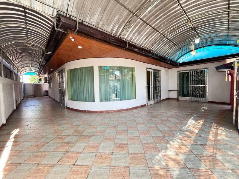 ขายบ้านเดี่ยวพร้อมอยู่ หมู่บ้าน SIAM EXECUTIVE ESTATEซอยพรประภานิมิตตำบลหนองปรือ อำเภอบางละมุง