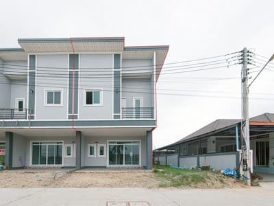 อาคารพาณิชย์ 2 ชั้น หลังนิคมฯ ปิ่นทอง 1 ศรีราชา พร้อมอยู่ ทำเลชุมชน เดินทางสะดวก ขนาด 39.2 ตร.วา