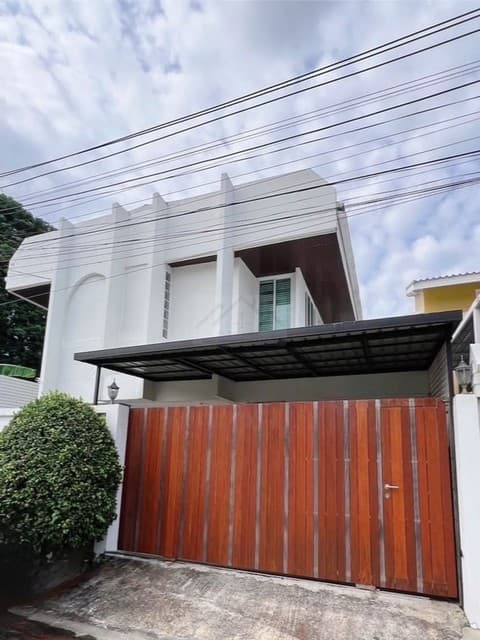 ขายบ้านเดี่ยว 2 ชั้น 55 ตรว. รีโนเวทใหม่ทั้งหลัง วิภาวดี 16 ซอยโชคชัยร่วมมิตร ใกล้ MRT รัชดาภิเษก