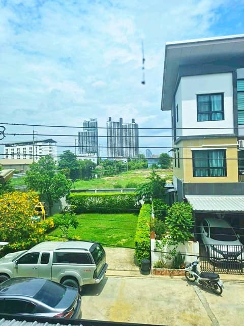 อิมพีเรียลเวิลด์ สำโรง 2.5 กม. แจส เออร์เบิน ศรีนครินทร์ 2.6 กม.สุขุมวิท113 MRT ศรีเทพา 1กม. เช่าทาวน์โฮม 3ชั้น ใหม่ 222 ตร.ม. 3นอน 3น้ำ