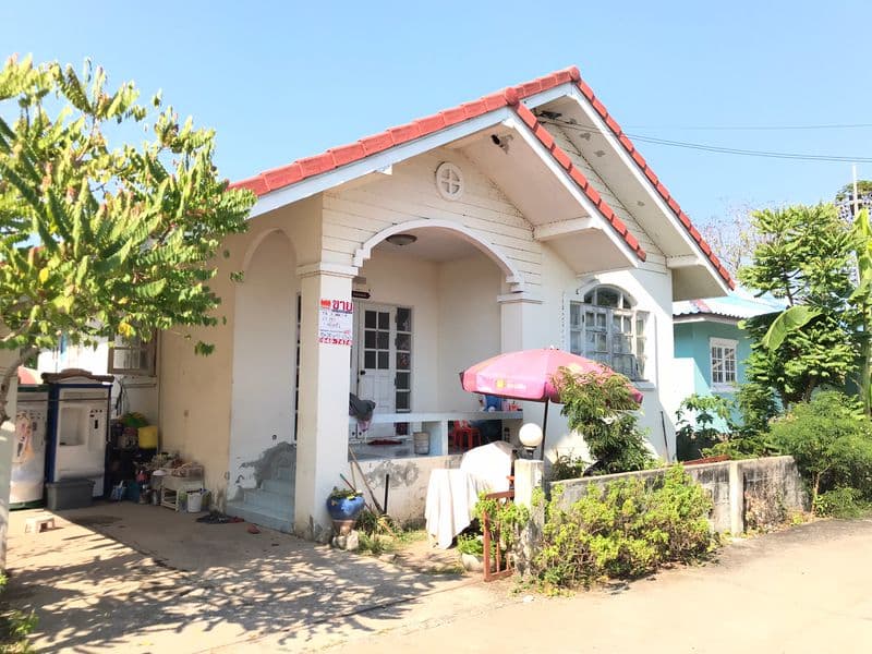 บ้านเดี่ยว 1 ชั้น หมู่บ้านสวนแสนสุข เลขที่ 93/344 ซอย 13 ถนนรังสิต-นครนายก ตำบลบางปลากด อำเภอองค์รักษ์ จังหวัดนครนายก