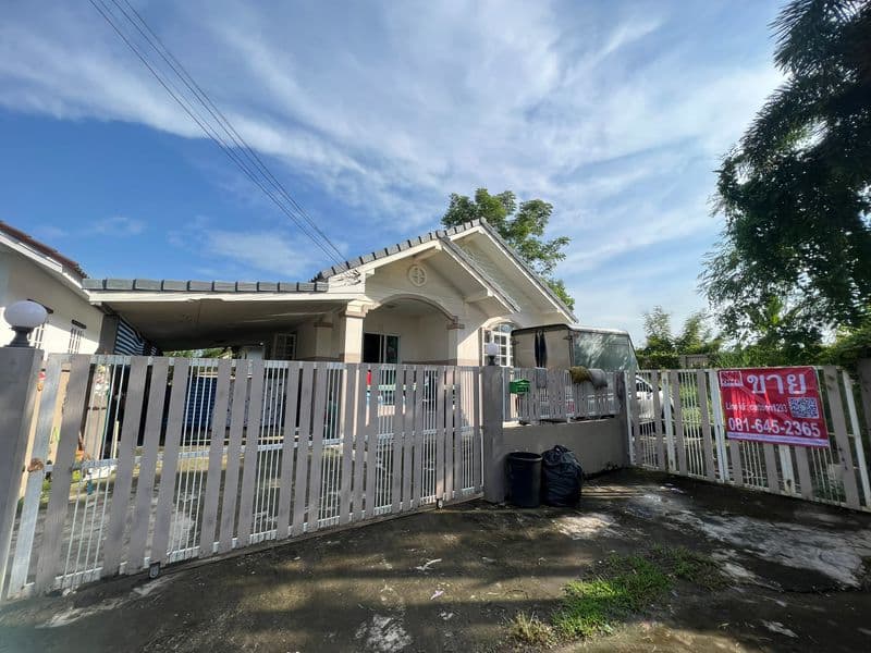 บ้านเดี่ยว 1 ชั้น หมู่บ้านสวนแสนสุข เลขที่ 93/129 ซอย 29 ถนนรังสิต-นครนายก ตำบลบางปลากด อำเภอองค์รักษ์ จังหวัดนครนายก
