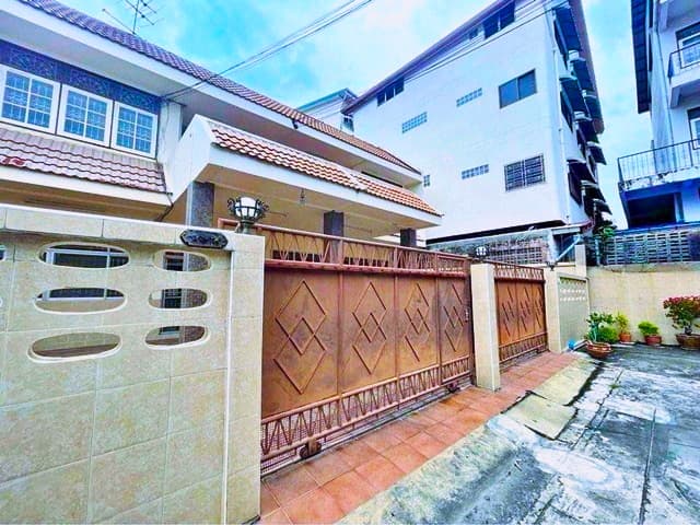 ให้เช่าบ้านเดี่ยว 2 ชั้นหลังใหญ่ หรูหรา 90 ตร.วา. MRTท่าพระ 500ม.290 ตร.ม.5 นอน รร.นานาชาติบลูมมิ่งบัด 1.5 กม. 4 น้ำตลาดท่าพระ 600 ม.