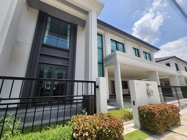 BH3782 ให้เช่าบ้านเดี่ยวหรู โครงการเศรษฐสิริ บางนา–สุวรรณภูมิ (Setthasiri Bangna–Suvarnabhumi) บ้านสไตล์ Modern Classic หรูหราทันสมัย