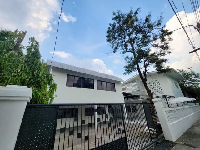 ให้เช่าบ้านเดี่ยว 2 ชั้น 80 ตรว. 5 ห้องนอน ลาดพร้าว ซอย 9 เฟอร์พร้อมเข้าอยู่ ใกล้ MRT ลาดพร้าว 500 เมตร