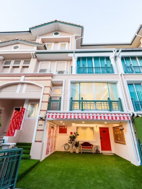 ให้เช่าทาวน์โฮม 4 ชั้น 4 ห้องนอน คริสตัลวิลล์ ซอยประดิษฐ์มนูธรรม 19 ใกล้ Central Eastville ตกแต่งพรีเมียม สวยทุกมุม หันหน้าทิศใต้