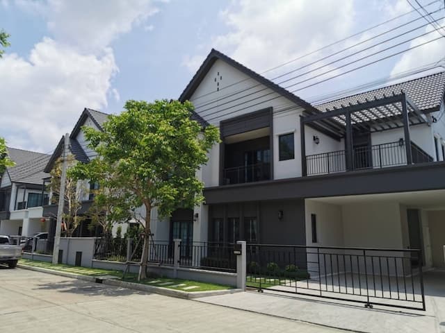 BH3803 ให้เช่าบ้านเดี่ยวหรู โครงการเซนโทร บางนา Centro Bangna ทำเลติด Mega บางนา