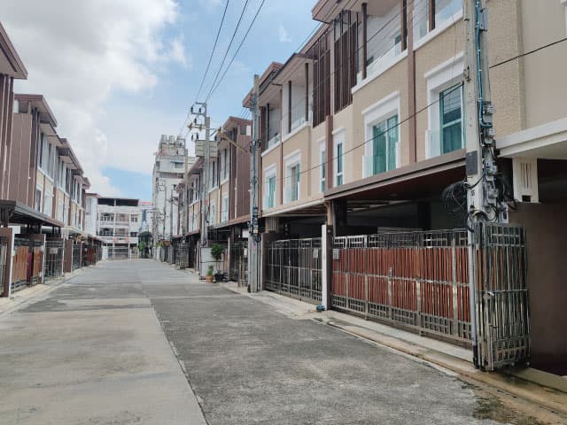 ขายทาวน์โฮม 3 ชั้น ตกแต่งแล้ว ฟรีเฟอร์โครงการบ้านมาลานันท์ ปิ่นเกล้า-บรมราชชนนี-จรัญสนิทวงศ์ 45 กทม