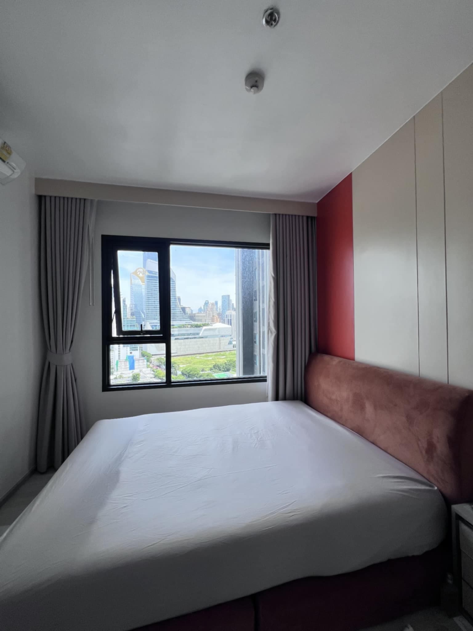 Life One Wireless Convenient clean beautiful views 24th floor BTS Ploenchit