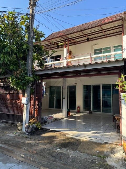 ให้เช่าทาวเฮ้าส์ 2 ชั้น 2 หลัง (ทะลุกัน) 216 ตรม. 4 ห้องนอน ซอยรามอินทรา 34 ติดเลียบด่วนรามอินทรา และ ถนนรามอินทรา