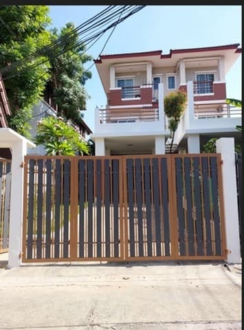 ให้เช่าทาวน์โฮม 3 ชั้น 4 ห้องนอน 3 ห้องน้ำ ซอย เย็นอากาศ 2 ใกล้ BTS เซ็นต์หลุย