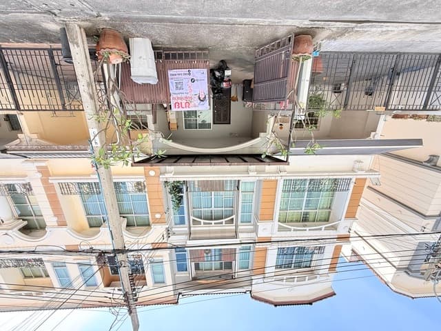 ขายทาวน์โฮม บ้านกลางเมือง ลาดพร้าว โชคชัย4 21.2 ตรว. หลังกลาง