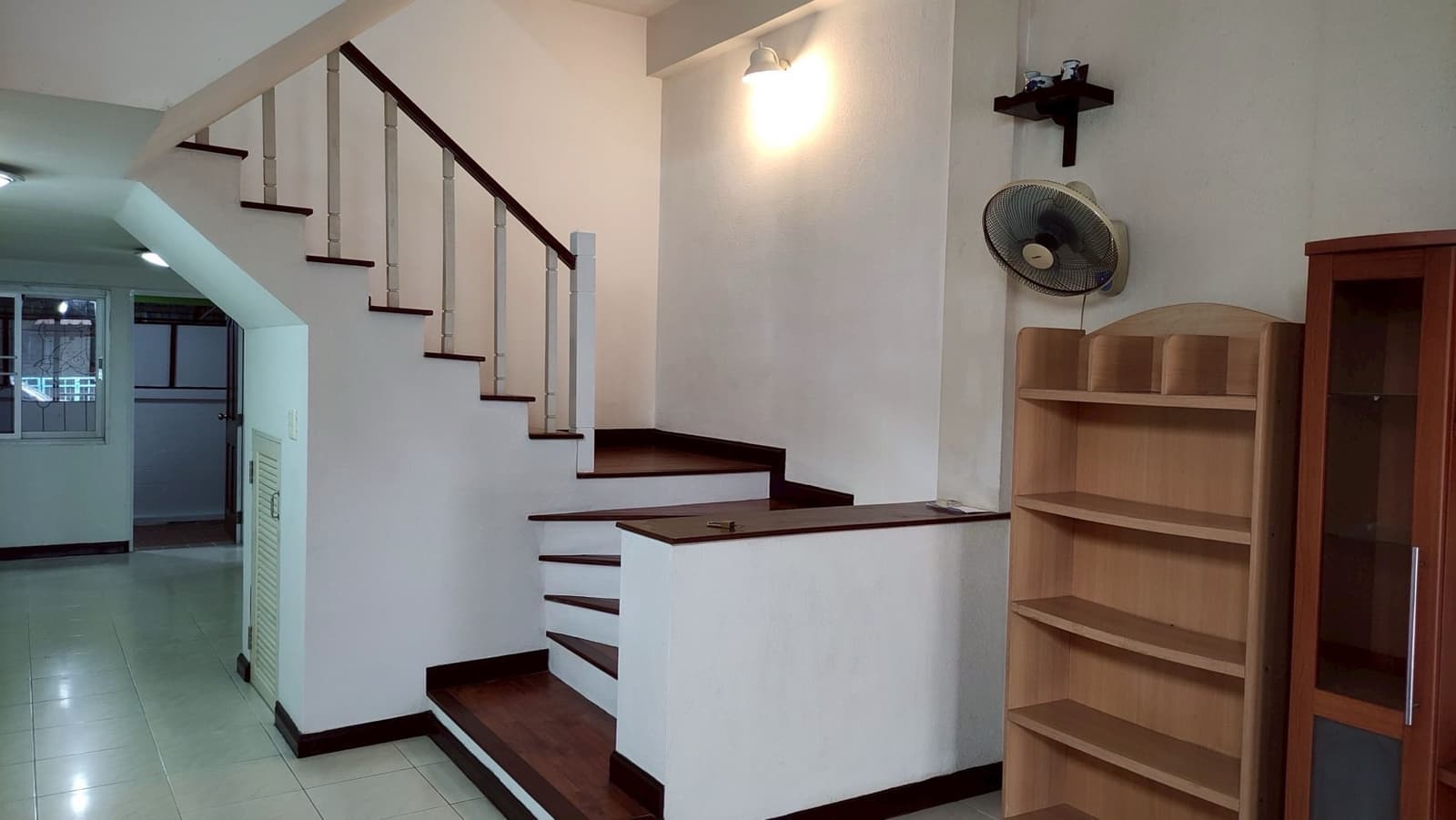้ทาวโฮม3ชั้นอยู่ในหมู่บ้านแฮปปี้แลนด์แกรนวิลล์ ซอยลาดพร้าว 101 มี 4ห้องนอน 3ห้องน้ำ