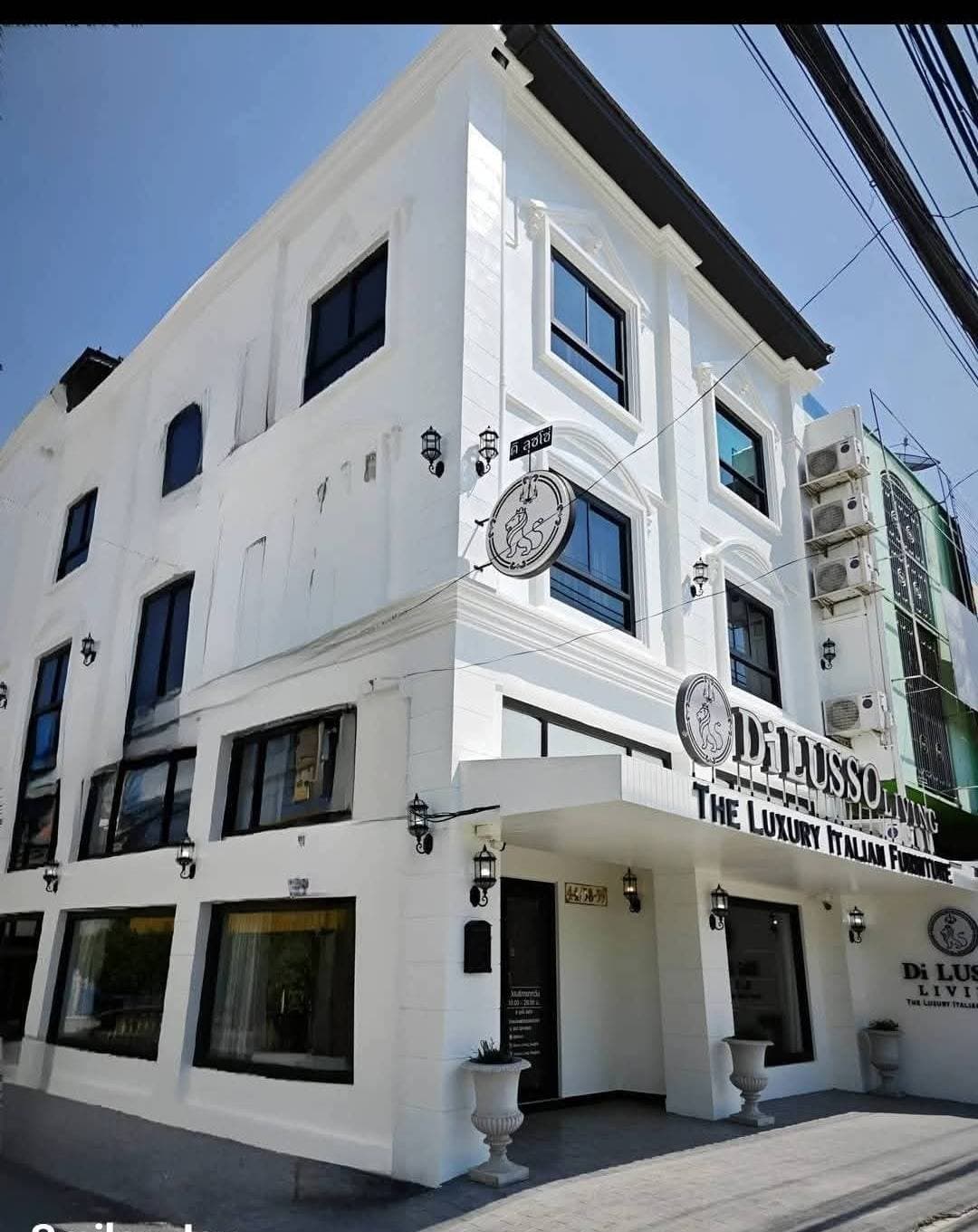 ให้เช่าอาคาร 3 ชั้น 900 ตารางเมตร ตกแต่งแล้ว ปากซอยงามวงศ์วาน 53 เหมาะสำหรับทำคลีนิก โชรูม