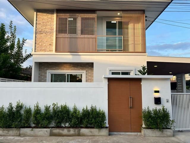 บ้านเดี่ยว 2 ชั้น รีโนเวทใหม่ สไตล์โมเดิร์นมินิมอล ท่ารั้ว