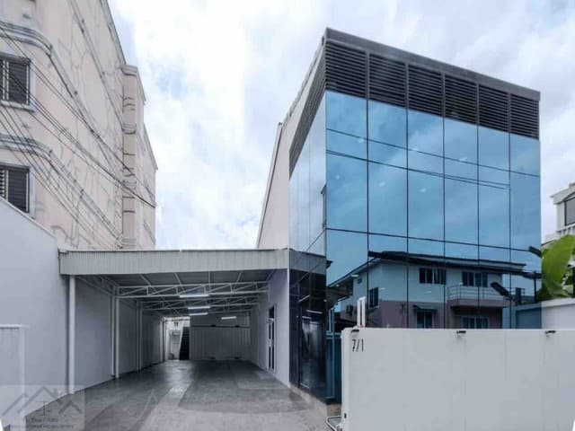 ขาย ออฟฟิศพร้อมโกดังขนาดเล็ก 350 ตร.ม. ถนนสรรพาวุธ ใกล้แยกบางนา ตราด ใกล้ BTS อุดมสุข BTS บางนา