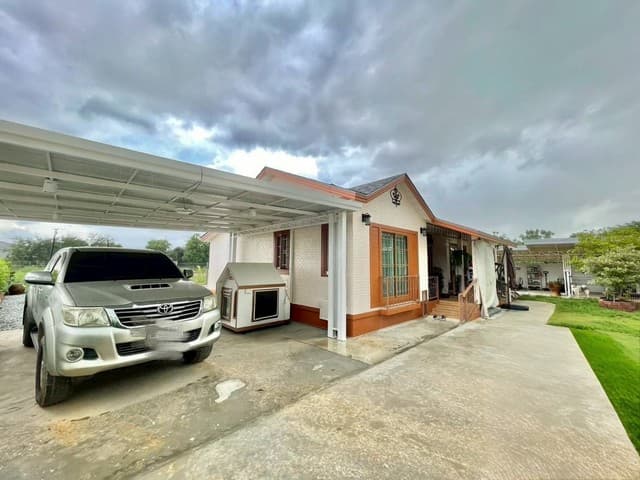 ขายพนัสนิคมชลบุรี บ้านพร้อมที่ดิน บนเนื้อที่ 1 ไร่ 2 งาน 2 ห้องนอน 2 ห้องน้ำ ห้องโถง ห้องครัว โรงจอดรถ