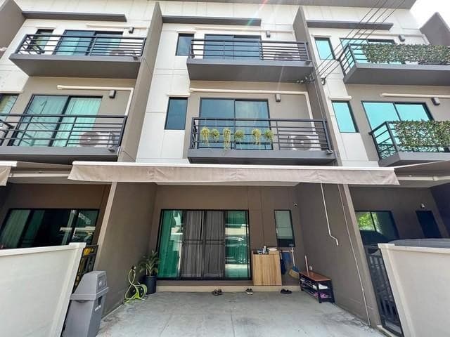 ให้เช่าทาวน์โฮม 3ชั้น ตกแต่งพร้อมอยู่ โครงการ บ้านกลางเมือง พหลฯ-รามอินทรา ทำเลอยู่ถนนเทพรักษ์ หน้าบ้านหันทิศเหนือ