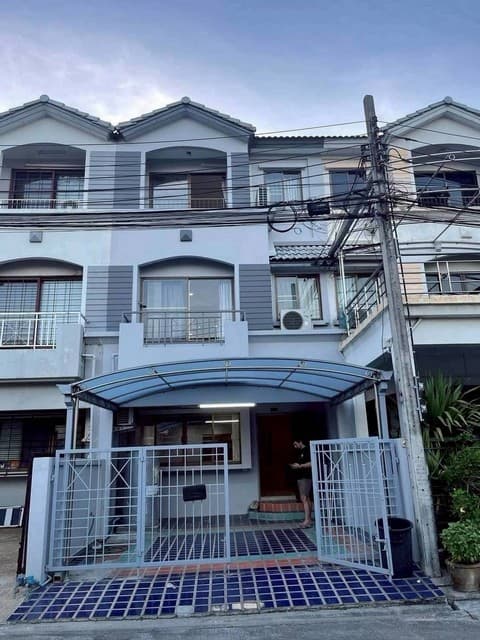 ให้เช่า-ขายทาวน์โฮม 3 ชั้นหน้าสวน​ 3 ห้องนอน บ้านกลางเมือง ซอยพระราม9 ซอย 43 ใกล้ The Nine พระราม9 **จดทะเบียนได้