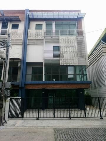 ให้เช่าโฮมออฟฟิศ 4 ชั้นหลังมุม 320 ตรม. DISTRICT ดิสทริค เอกมัย-รามอินทรา ซอยรามอินทรา 40 นวลจันทร์ เหมาะทำโฮมออฟฟิศ ใกล้ทางด่วน
