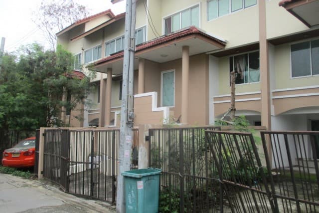 ขายทาวน์โฮม 3 ชั้น ซอยศรีนครินทร์ 10 ประเวศ กรุงเทพมหานคร