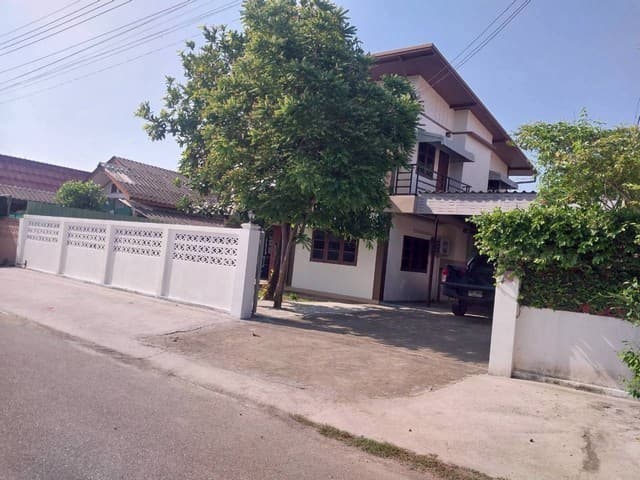 ให้เช่าบ้านโมเดิร์น2ชั้น 100ตรว. 5นอน3น้ำ เช่าลดเหลือ 24,000บ. เฟอร์ครบ เลี้ยงสัตว์ได้ แยกกองทราย บ้านจินดาวิลล่า ต.หนองผึ้ง สารภี เชียงใหม่