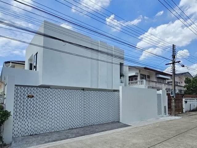 HS 1981 ขายบ้านเดี่ยว 2 ชั้น โชคชัย 4 ลาดพร้าว รีโนเวทใหม่ทั้งหลัง Modern Private เป็นส่วนตัว
