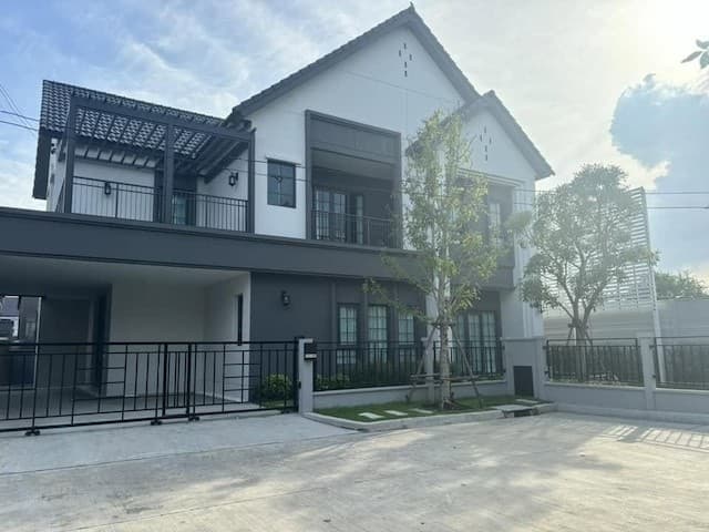 BH4201 ให้เช่าบ้านหรู Centro Bangna Phase 2 ใกล้ Mega Bangna เพียง 800 เมตร บ้านมุมหน้าสวน 4 ห้องนอน 5 ห้องน้ำ พร้อมอยู่