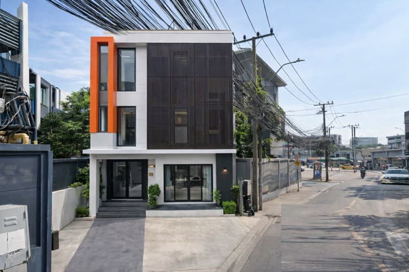 ใกล้ MRTสุทธิสาร 900 ม. MRTห้วยขวาง 1.27กม. ให้เช่าบ้านเดี่ยว 3ชั้น 4ห้องอเนกประสงค์ 5 น้ำ ใกล้รร.นานาชาติเพรพ 1.5 กม.