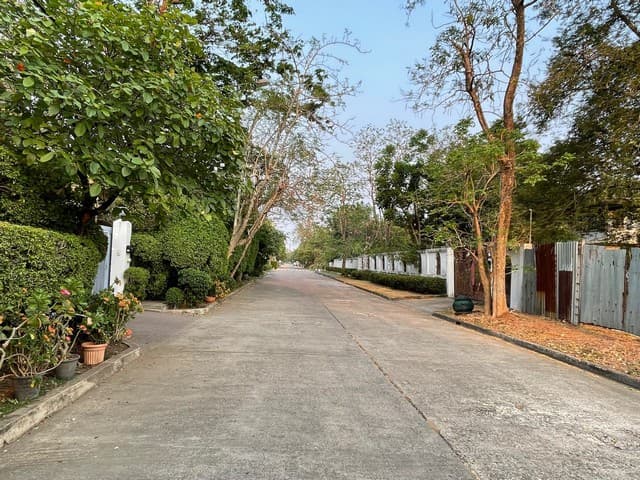 T26-118 ขาย ที่ดิน - ใกล้กับ ใกล้ถนนศรีนครินทร์ และสวนหลวง ร.9 54000000 บาท