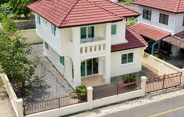 ให้เช่า 3 นอน 2 น้ำ บ้านเดี่ยว 2 ชั้น รีโนเวทใหม่ แยกบางพูน 1.5 กม. 35 ตร.ว. 140 ตร.ม. สนามกอล์ฟเมืองเอก 2.7 กม.ม.รังสิต 3.3 กม.