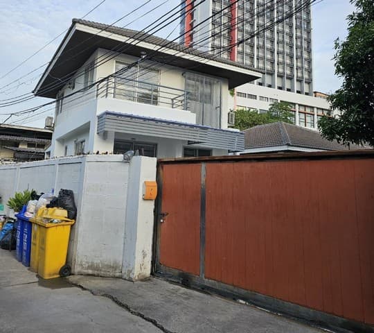 ให้เช่าบ้านเดี่ยว 2 ชั้น 3 ห้องนอน 2 ห้องน้ำ แอร์ 3 ผ้าม่านทั้งหลัง ซอยเจริญราษฎร์ 8