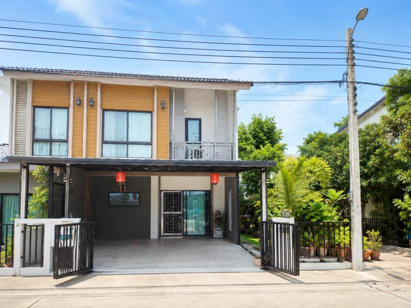 ใกล้ตลาดสดศรีวารี 900 ม. 21ตร.ว. คิงเพาเวอร์ ศรีวารี 900 ม ลาดกระบัง54 ให้เช่า ใหญ่มาก! ทาวน์โฮม 2 ชั้น หลังมุม 3 นอน 2 น้ำ