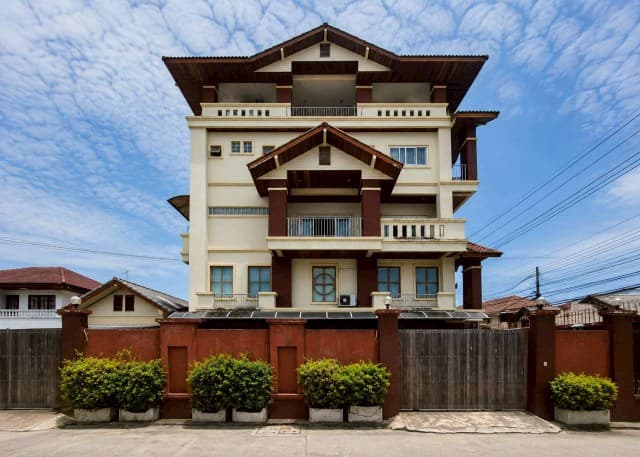 บ้านเดี่ยว 3 ชั้น พร้อมชั้นลอยและดาดฟ้า ( แปลงมุม ) ถนนเสนานิคม 1 ซอย 26 จตุจักร เปิดราคาพิเศษ คุ้มค่ากับทำเลศักยภาพ ใจกลางเมือง