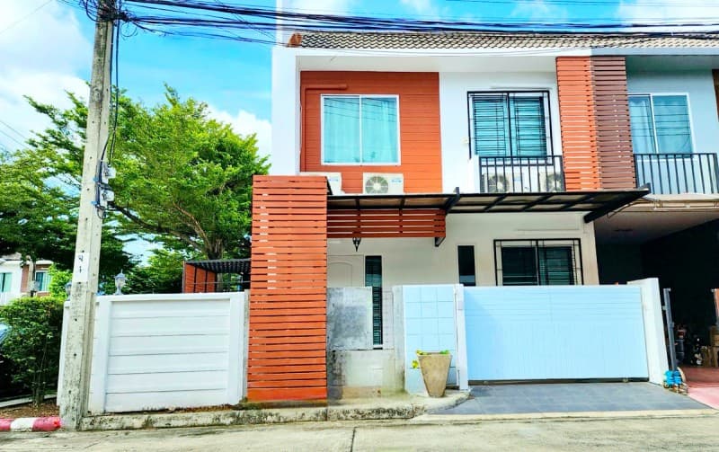 รีโนเวทใหม่ พร้อมเฟอร์ฯ หลังมุม 3 นอน เดอะคริสตัล เอกมัย-รามอินทรา 900 ม. 28 ตร.ว.224 ตร.ม.ใกล้วัดลาดปลาเค้า 700 ม. ทาวน์โฮม 2 ชั้น 2 น้ำ
