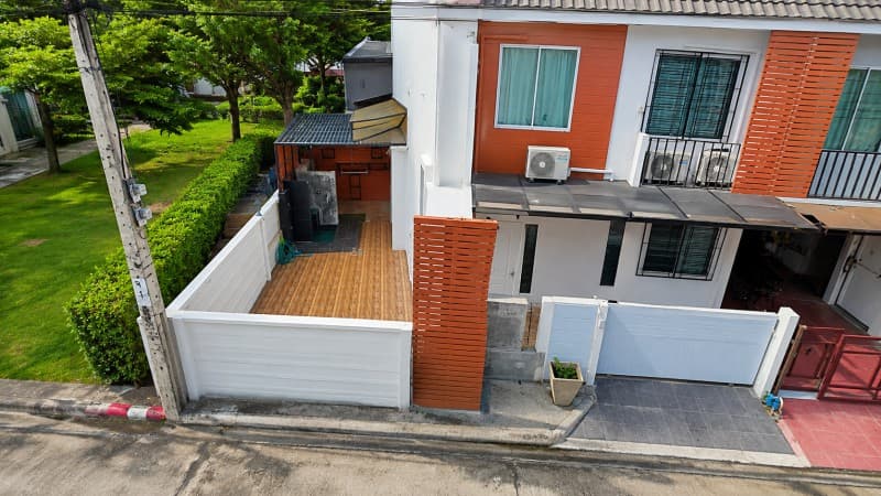 ทาวน์โฮม 2 ชั้น หลังมุม 3นอน 2 น้ำ รีโนเวทใหม่ พร้อมเฟอร์ฯ เดอะคริสตัล เอกมัย-รามอินทรา 900 ม. 28 ตร.ว.224 ตร.ม. ใกล้วัดลาดปลาเค้า 700 ม.