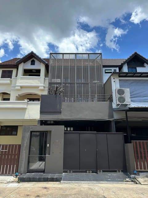 ขายโฮมออฟฟิศ 3 ชั้น 350 ตร.ม. รีโนเวทใหม่ พระราม 9 ซอย 19 ใกล้ทองหล่อเพียง 2 กม