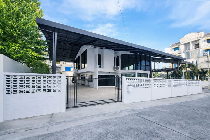 MRT สุทธิสาร 2.45กม.จอดรถได้ 12 คัน MRT โชคชัย4 1.86 กม. ให้เช่าอาคารสำนักงาน 2 ชั้น ย่านรัชดา ลาดพร้าว 4นอน 100ตร.ว. 520ตร.ม. พร้อมลาน
