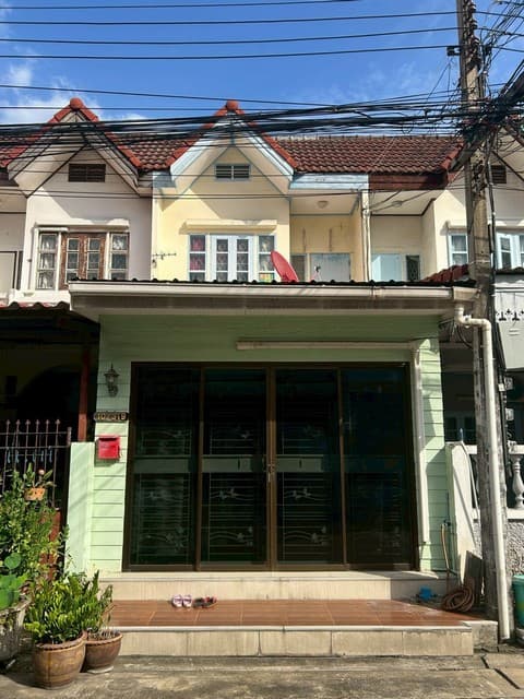 ขายทาวน์เฮ้าส์ 2 ชั้น 18 ตรว. หมู่บ้านสินธานี 1 ซอยนวมินทร์ 93 ปากซอยหมู่บ้านมีท็อปนวมินทร์