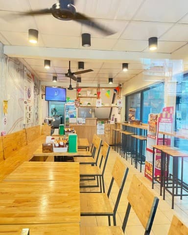 เซ้ง ร้านอาหาร ริมถนน ปากซอยอินทามระ 25 ตรงข้ามตลาดมิ่งขวัญ สุทธิสาร